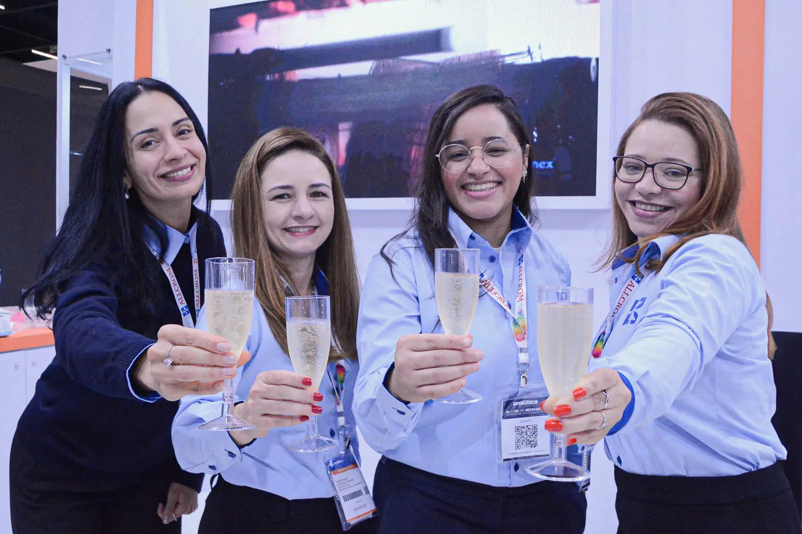 Colaboradoras brindando em congresso corporativo