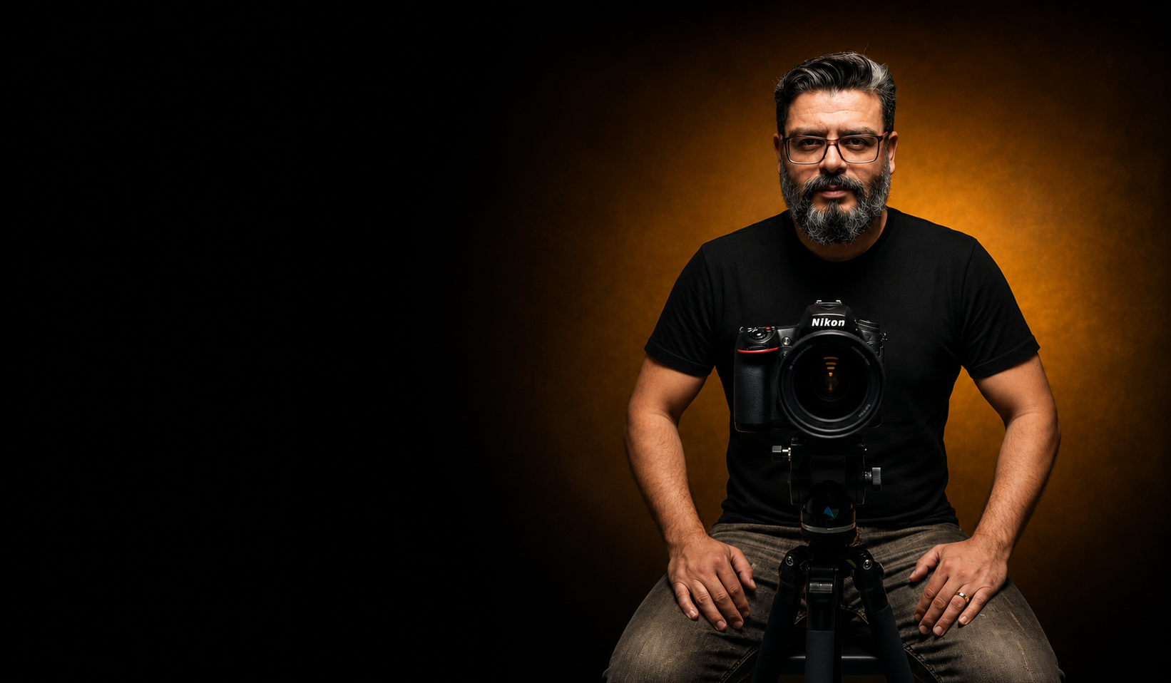 Odeval Menezes, fotógrafo corporativo em São Paulo, com sua câmera Nikon