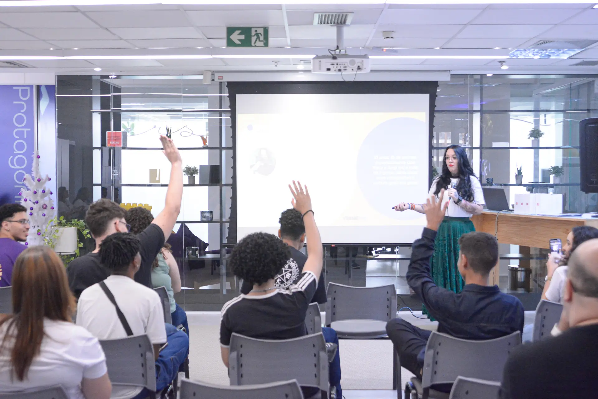 Workshop corporativo fotografado em estilo fotojornalístico
